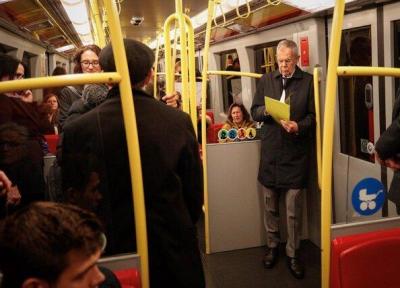 عکس ، رئیس جمهور اتریش در مترو در حال خواندن متن