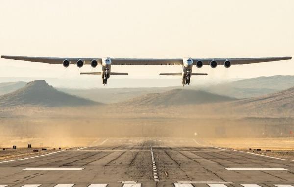 تصاویری از برخاستن بزرگ ترین هواپیمای جهان از روی باند